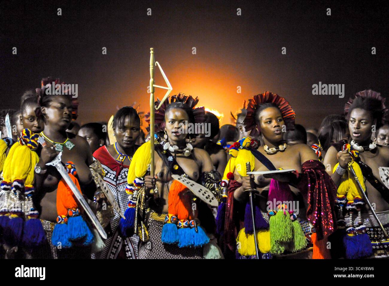 31. August 2015 - Ludzidzini, Manzini, Eswatini - Ludzidzini, Eswatini, Afrika - Umhlanga, Schilftanz Zeremonie. Mädchen tanzen vor König Mswati III. am 7. Tag der Zeremonie (Bild: © Edwin Remsberg / Vwpics/VW Pics via ZUMA Wire) Stockfoto