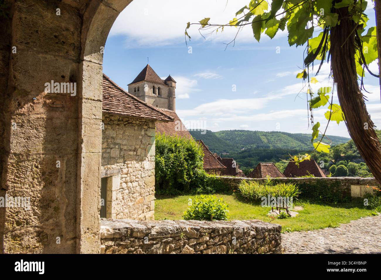 Altes Dorf an den Klippen Saint-Cirq-Lapopie und Kirche Saint-Cirq-et-Sainte-Juliette in der Region Occitanie im Südwesten Frankreichs Stockfoto