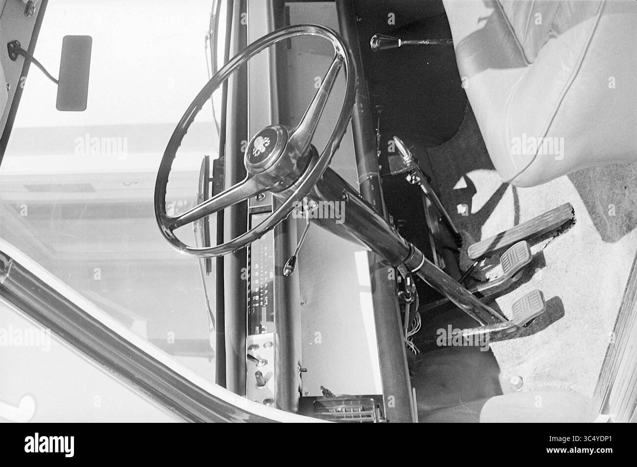 Auto Austin 1800 vor einem Autohändler geparkt, 00-03-1965 Whizgle News, Dutch Desk, Niederlande, 1950-2000 Ein Oldtimer-Innenraum mit klassischem Lenkrad, Gangschaltung und Fußpedalen sichtbar. Das Gesamtdesign spiegelt einen nostalgischen Automobilstil mit einfachen, funktionalen Elementen wider. Stockfoto