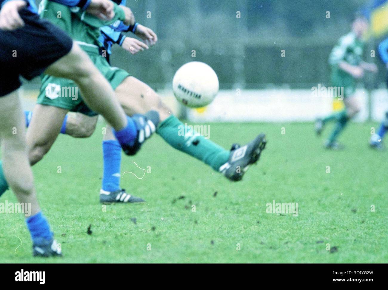 Fußball: Stormvogels - KBV, IJmuiden, IJmuiden, Niederlande, 14-03-1998 Whizgle News, Dutch Desk, Niederlande, 1950-2000 Eine Szene aus einem Fußballspiel fängt Spieler in Aktion an, wobei einer den Ball schlägt, während andere in dynamischen Positionen auf dem Spielfeld stehen. Die Intensität des Spiels ist spürbar, wenn sie um den Besitz konkurrieren. Stockfoto