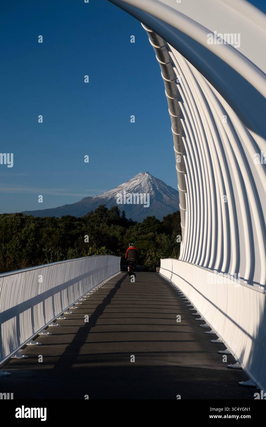 Weiße strukturelle Rippen der Te Rewa Rewa Brückenarchitektur und des Mt. Taranaki in New Plymouth, Neuseeland Stockfoto