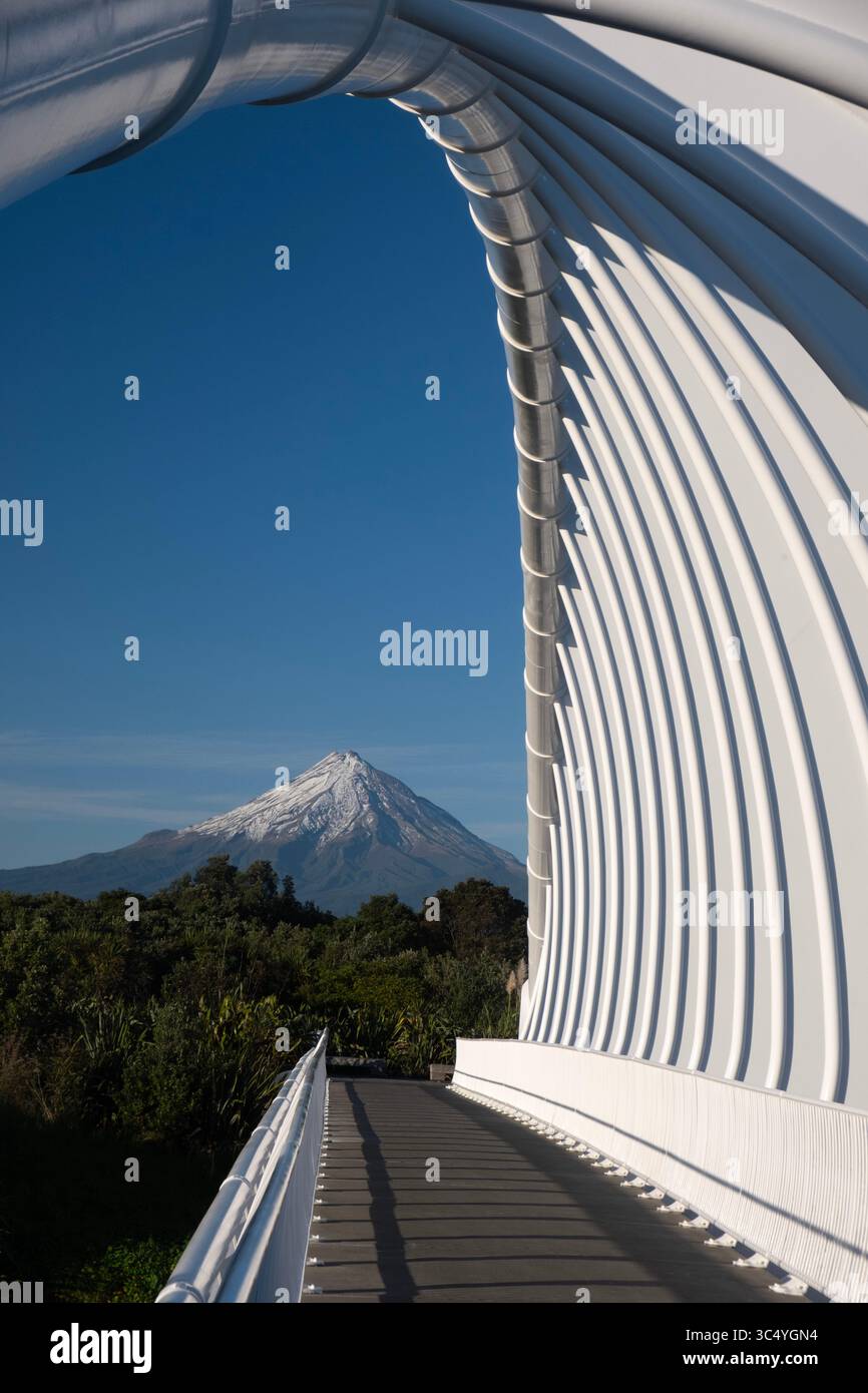 Weiße strukturelle Rippen der Te Rewa Rewa Brückenarchitektur und des Mt. Taranaki in New Plymouth, Neuseeland Stockfoto