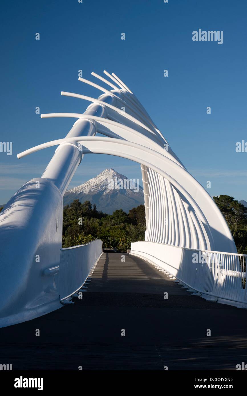 Die skulpturale Architektur der Te Rewa-Brücke mit dem Mount Taranaki, sichtbar durch die Struktur, Neuseeland Stockfoto