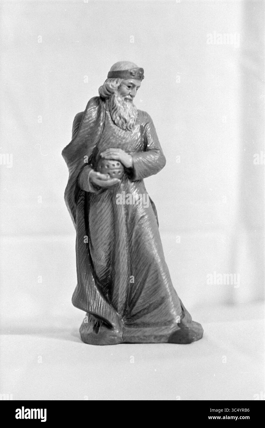 Weihnachtskrippe, Statuen von 3 Königen, fa. Maas, Ged. Alter Kanal, Weihnachten, weihnachten, weihnachtsdekoration, weihnachtsdekoration, Haarlem, Gedempte Oude Gracht, Niederlande, 04.12-1964 Whizgle News, Dutch Desk, Niederlande, 1950-2000 Eine bärtige Figur in fließenden Gewändern hält ein kleines Gefäß in einer Hand, das eine Aura von Weisheit und Besinnung ausstrahlt. Die detaillierte Kleidung und der heitere Ausdruck des Charakters deuten auf einen historischen oder biblischen Kontext hin. Stockfoto