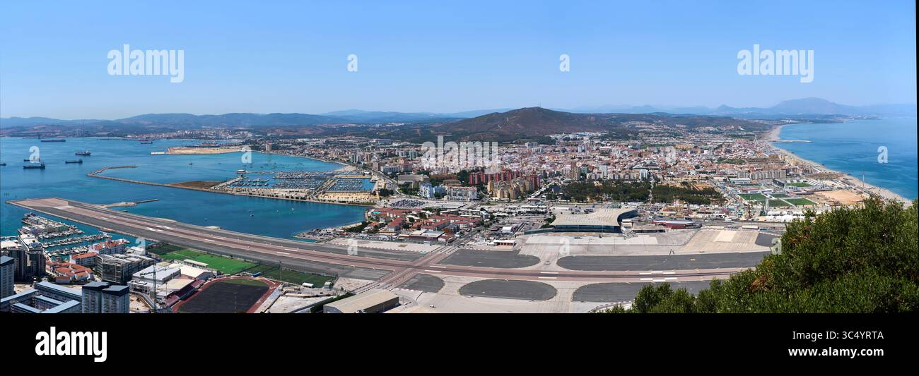 Panoramablick auf die Start- und Landebahn am Flughafen Gibraltar Stockfoto