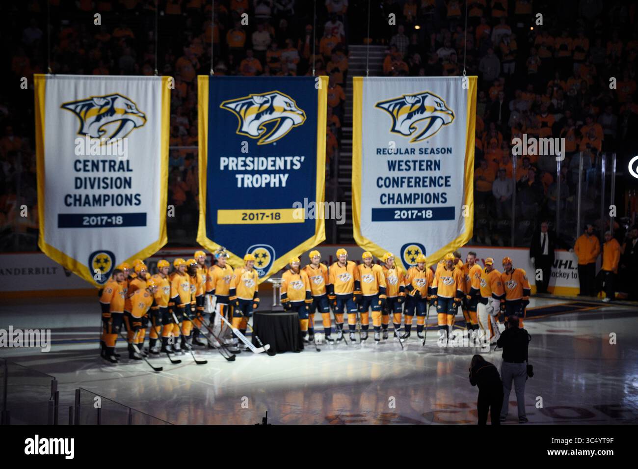 9. Oktober 2018; Nashville TN, USA Nashville Predators heben die Banner vor Beginn des Spiels in der ersten Phase zwischen den Calgary Flames und den Nashville Predators in der Bridgestone Arena. (Pflichtfoto: Steve Roberts/CSM)(Credit Image: &Copy; Steve Roberts/Cal Sport Media/CSM via ZUMA Wire) Stockfoto