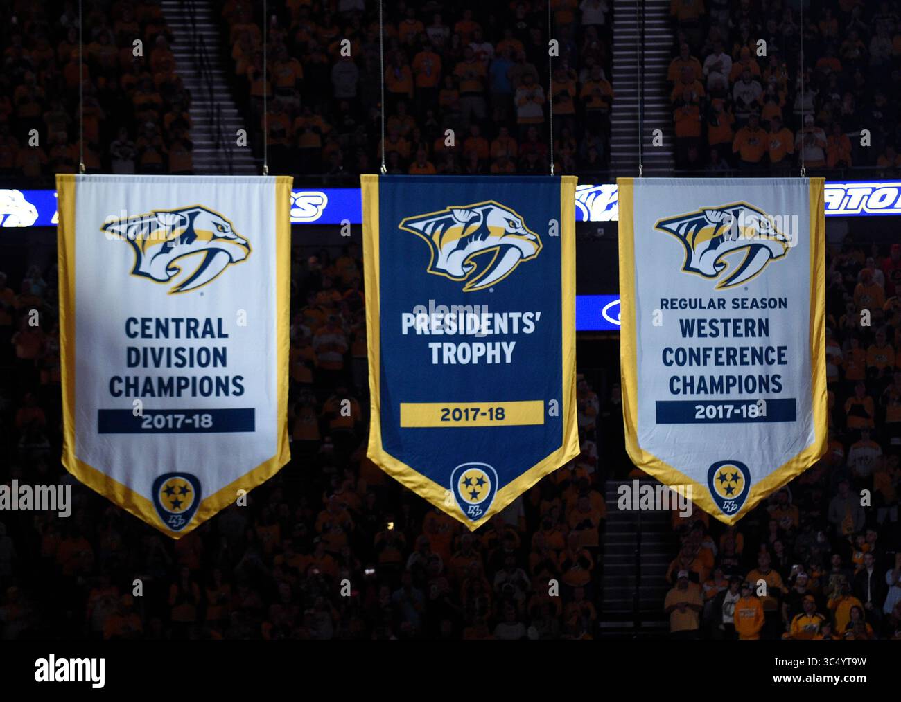 9. Oktober 2018; Nashville TN, USA Nashville Predators heben die Banner vor Beginn des Spiels in der ersten Phase zwischen den Calgary Flames und den Nashville Predators in der Bridgestone Arena. (Pflichtfoto: Steve Roberts/CSM)(Credit Image: &Copy; Steve Roberts/Cal Sport Media/CSM via ZUMA Wire) Stockfoto