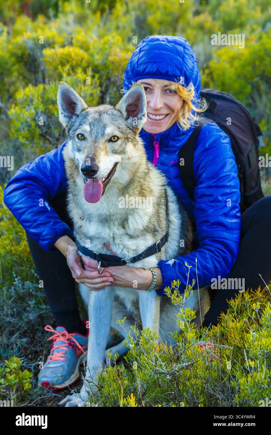 28. November 2016 – Spanien – Frau im Freien mit einem tschechoslowakischen Wolfhund. Tierra Estella County, Navarra, Spanien, Europa. (Kreditbild: © Mikel Bilbao/Vwpics/VW Pics via ZUMA Wire) Stockfoto