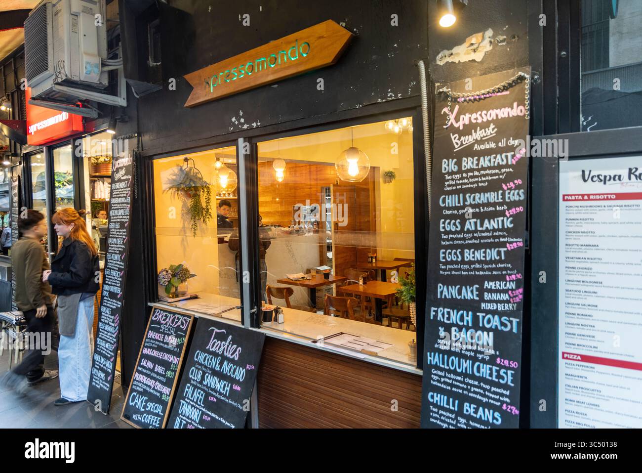 Degraves Street, Melbourne Laneway, Cafés und Cafés, die Frühstück und Cafés belegen, Melbourne City Centre, Victoria, Australien Stockfoto