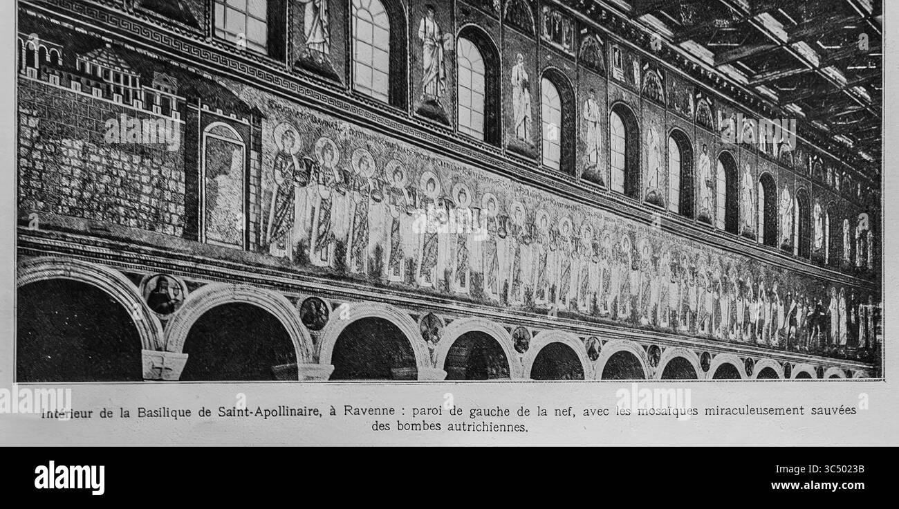 Das Innere der Basilika Sant'Apollinare Nuovo in Ravenna, Italien, wie sie Anfang 1916 erschien. Dieses Foto zeigt die linke Kirchenmauer mit ihren antiken Mosaiken, die auf wundersame Weise trotz österreichischer Bombenangriffe während des Ersten Weltkriegs erhalten wurden. Veröffentlicht in LíIllustration, 26. Februar 1916, dokumentiert dieses Bild die Widerstandsfähigkeit christlich-byzantinischer Kunst im modernen Krieg. Historisches Pressefoto aus dem Ersten Weltkrieg. Stockfoto