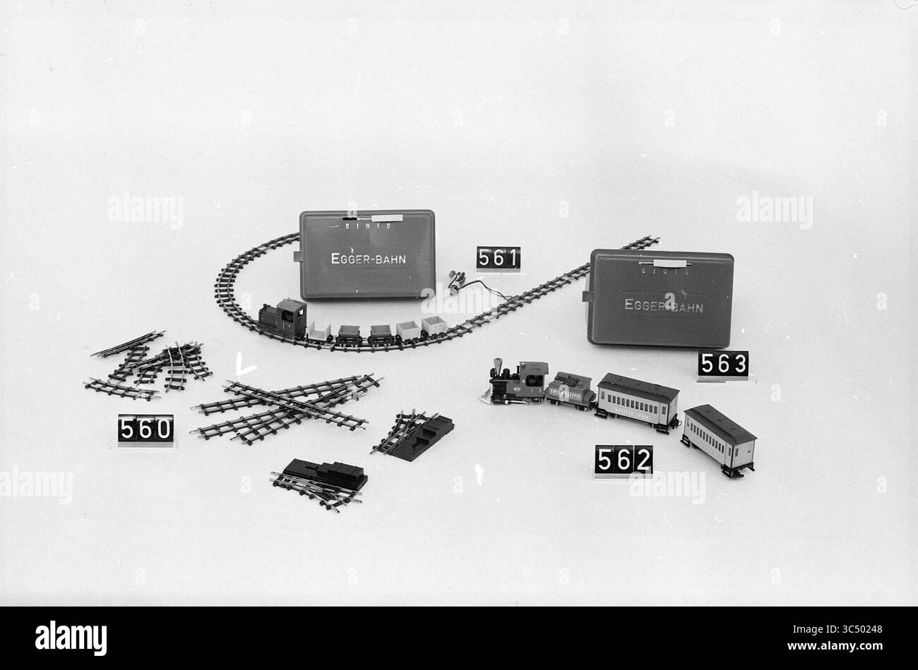 Toy Train Whizgle News, Dutch Desk, Niederlande, 1950-2000 Eine Sammlung von Modellzugkomponenten, darunter Gleisstücke, Zugwagen und zwei Tragetaschen, die jeweils mit Identifizierungsnummern beschriftet sind. Stockfoto