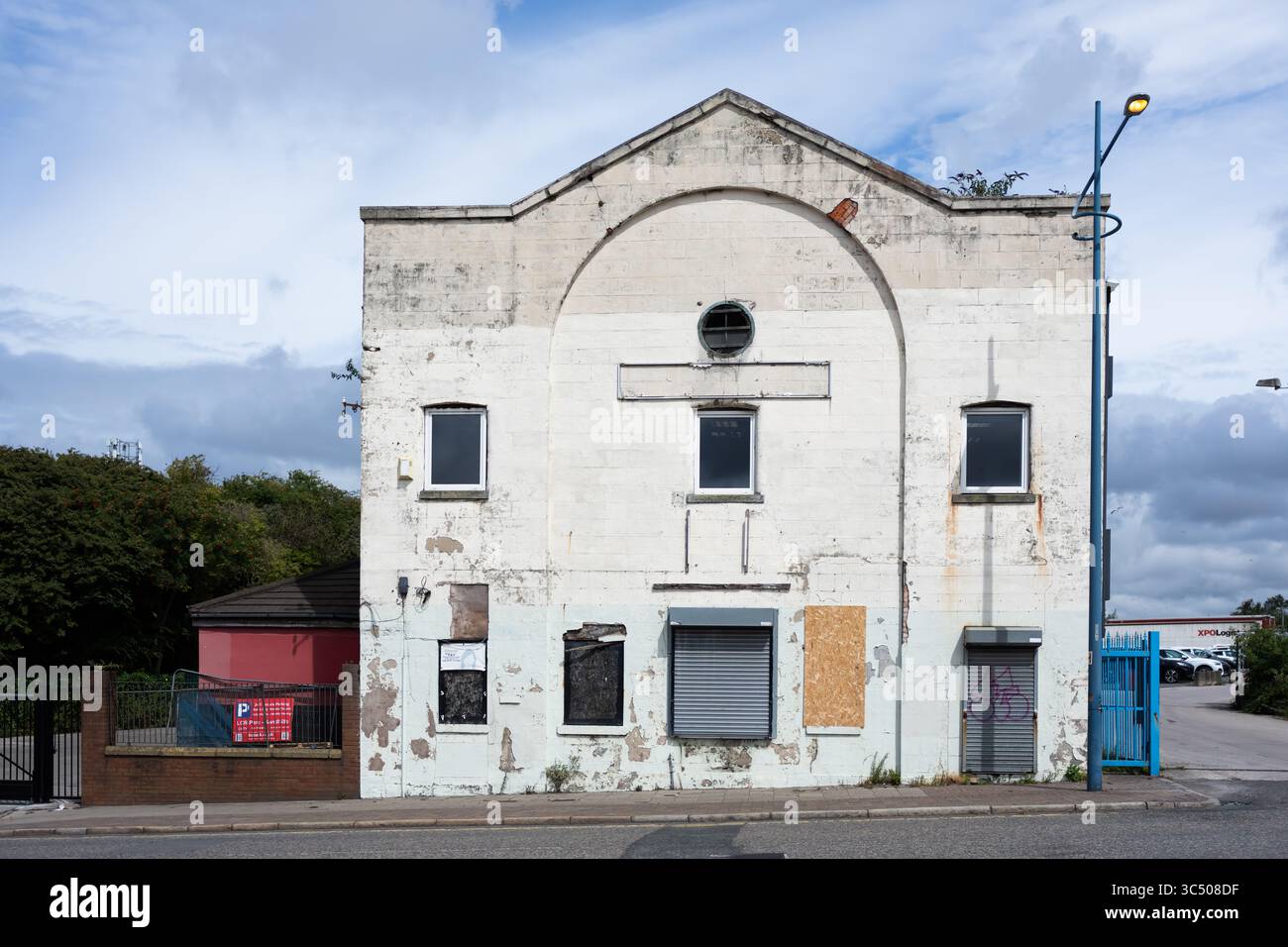 Bürogebäude in der Sandhills Lane Kirkdale Liverpool, Großbritannien, Juli 2025 Stockfoto
