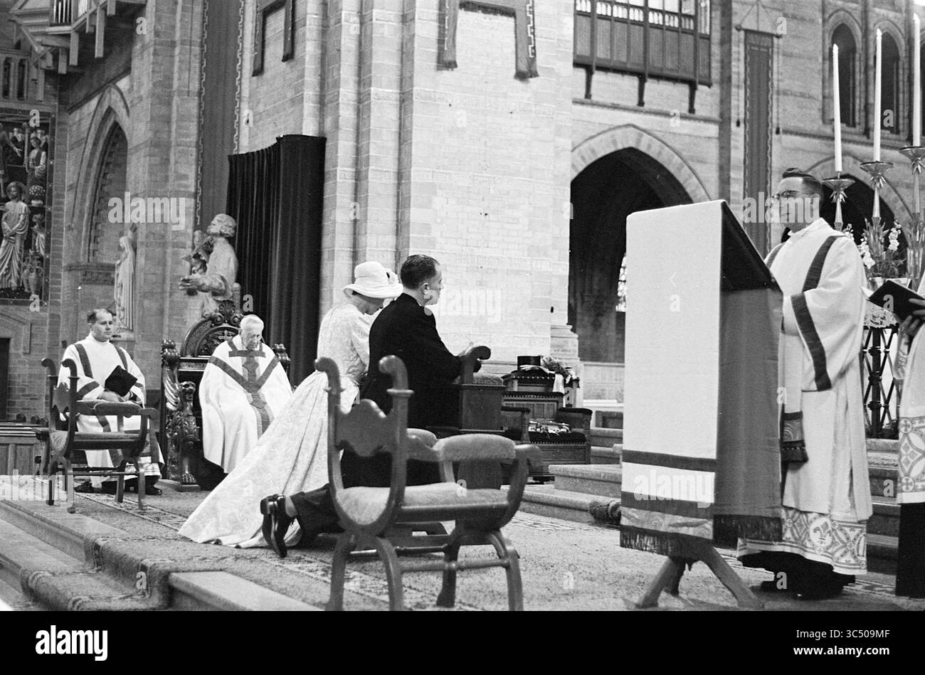Mooyman-Mastens Pärchen van Ooyen., Marriage, 30-05-1961, Whizgle News, Dutch Desk, Niederlande, 1950-2000 Eine feierliche religiöse Zeremonie in einer großen Kirche. Eine Gruppe von Einzelpersonen, darunter ein Klerus an einem Rednerpult, nimmt den Dienst wahr, während andere im Vordergrund sitzen. Reiche architektonische Details und Dekorationen unterstreichen die feierliche Atmosphäre der Veranstaltung. Stockfoto