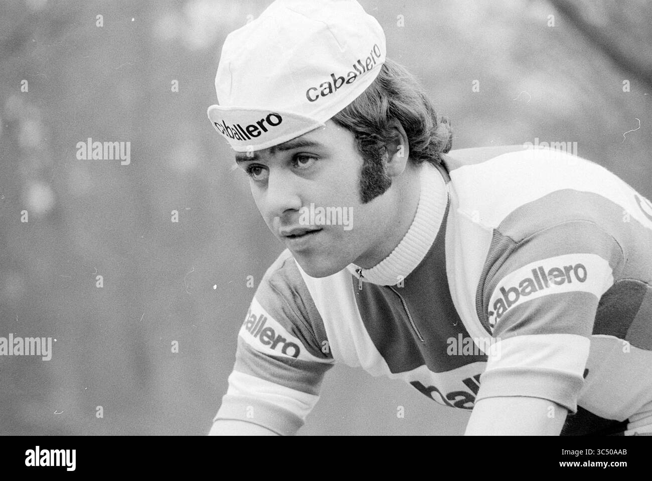 Cyclists Caballero, Caballero, 05-03-1974 Whizgle News, Dutch Desk, Niederlande, 1950-2000 Ein fokussierter Radfahrer trägt eine Mütze und ein gestreiftes Trikot, was den Geist der Entschlossenheit und des Sports verkörpert. Stockfoto