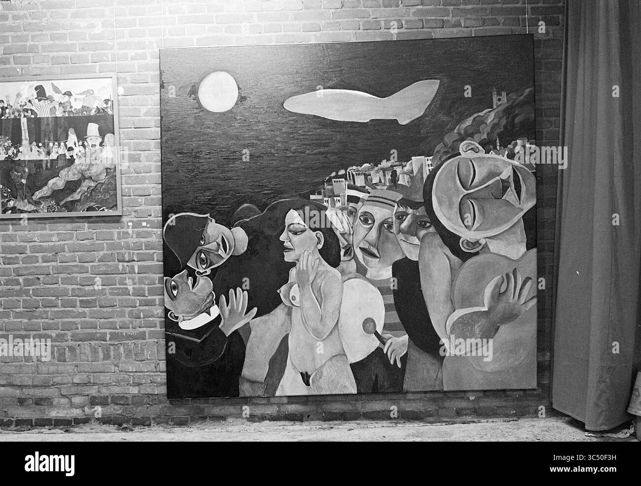 Modern Painting Whizgle News, Dutch Desk, Niederlande, 1950-2000 Ein dramatisches Wandbild mit einer Gruppe ausdrucksstarker Figuren, mit einem ruhigen Mond und einem Blimp, der am Nachthimmel über einem fernen Stadtbild schwebt. Die Charaktere zeigen verschiedene Emotionen und erzeugen ein Gefühl von Spannung und Intrige in der Szene. Stockfoto