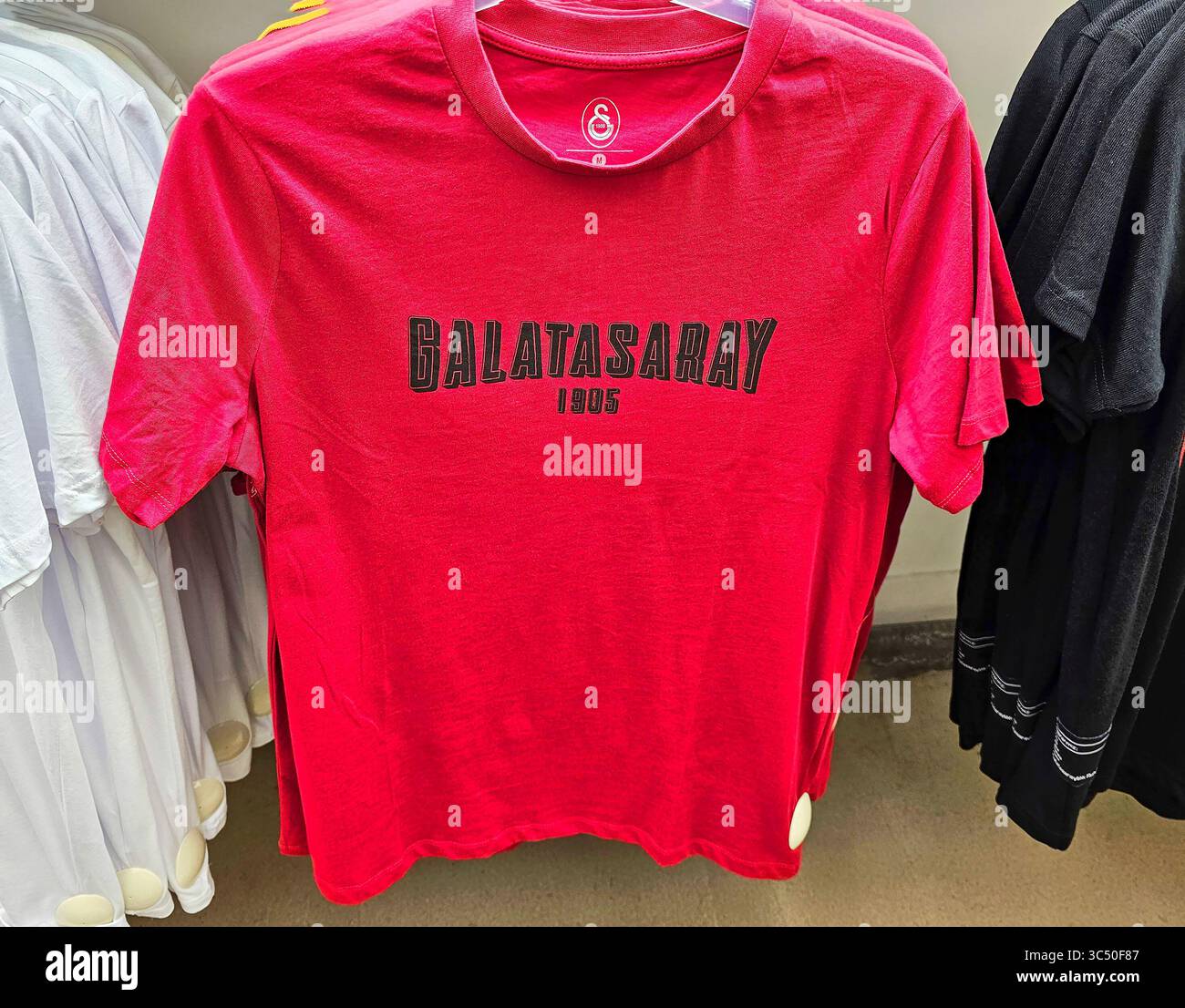 Sport-Souvenirs im Fanshop des FC Galatasaray, Istanbul, Türkei Stockfoto
