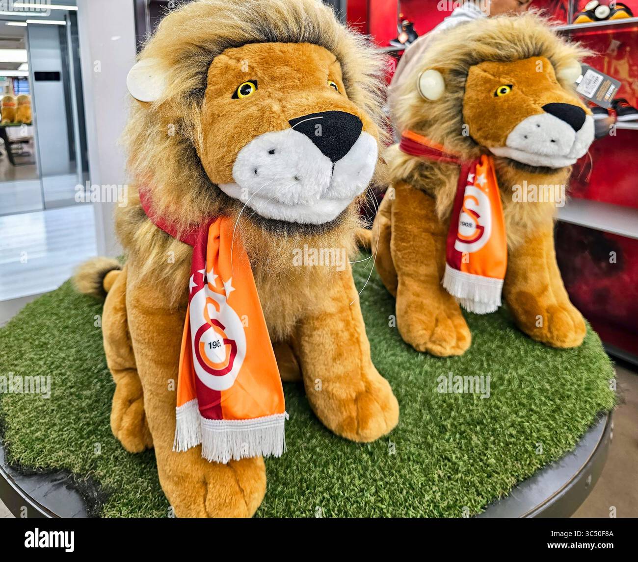 Sport-Souvenirs im Fanshop des FC Galatasaray, Istanbul, Türkei Stockfoto