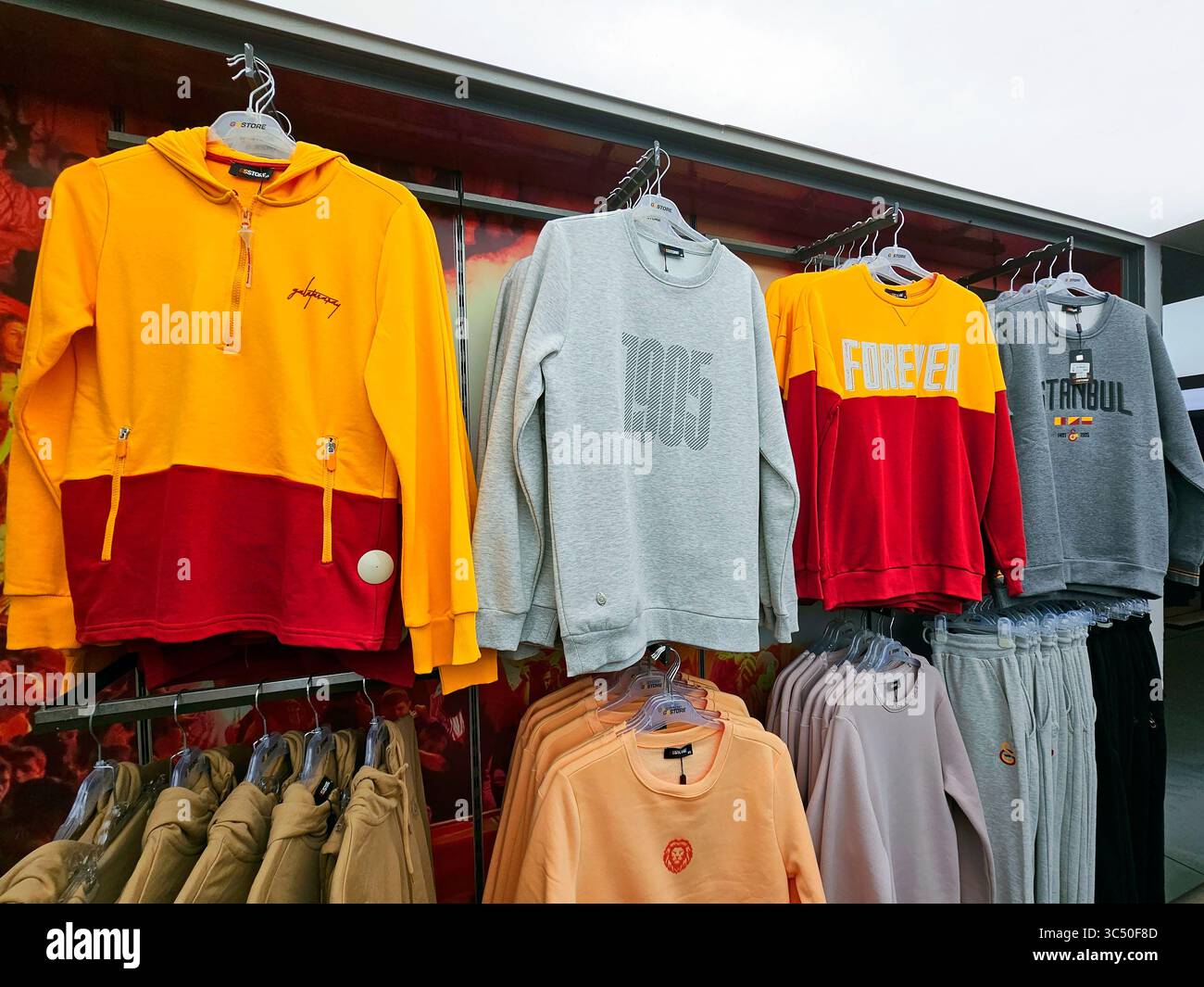Sport-Souvenirs im Fanshop des FC Galatasaray, Istanbul, Türkei Stockfoto