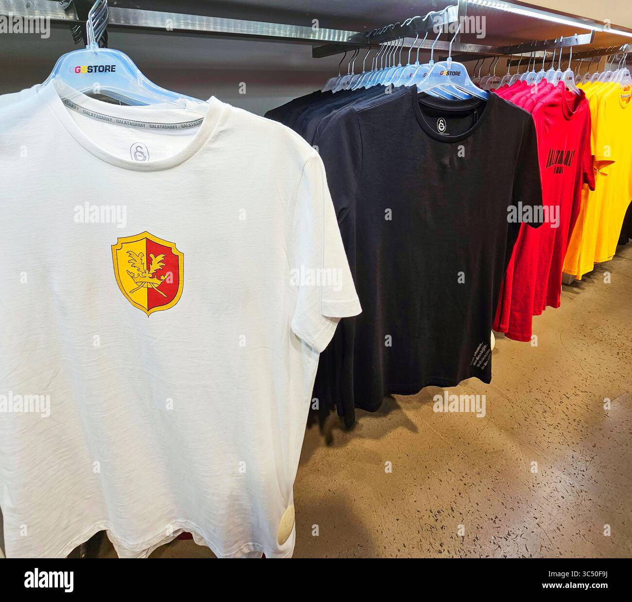 Sport-Souvenirs im Fanshop des FC Galatasaray, Istanbul, Türkei Stockfoto