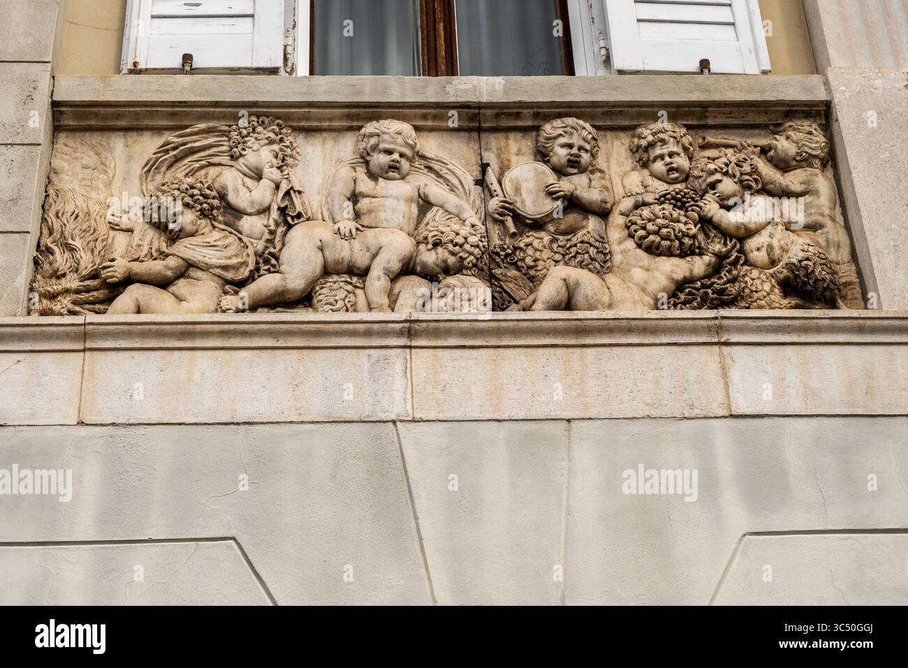 Skulpturenreliefs der Casa Biasoletto-Homero in Triest, Italien. Stockfoto