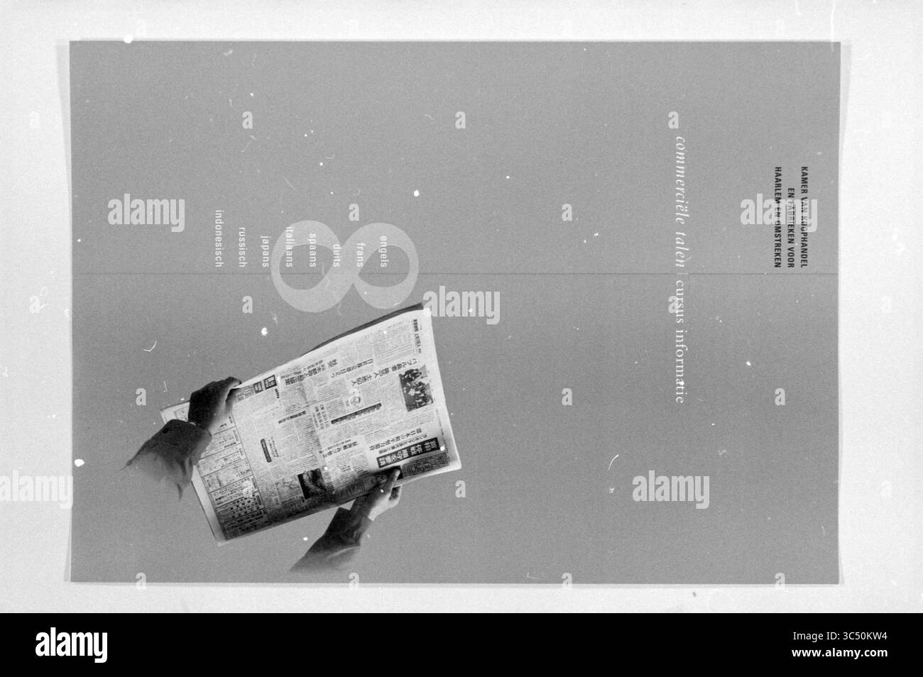 Poster der Handelskammer Haarlem über Fremdsprachen Whizgle News, Dutch Desk, Niederlande, 1950-2000 Eine Person hält eine Zeitung, die verschiedene Texte und Bilder zeigt. Das Layout enthält eine Mischung aus Überschriften und Artikeln, die einen Schwerpunkt auf aktuellen Ereignissen oder Informationen vorschlagen. Das Design besticht durch minimalistische Elemente, die den Inhalt der Zeitung betonen. Stockfoto