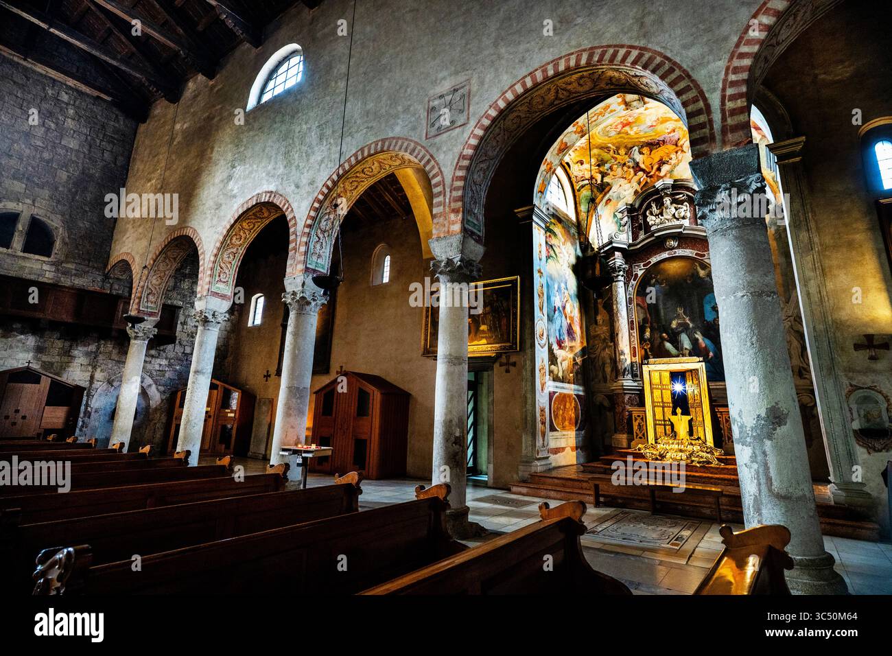 Reliquienaltar der Schatzkapelle des Triester Doms, Italien. Stockfoto