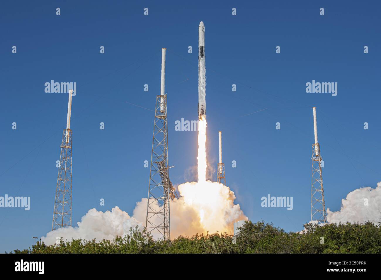 5. Dezember 2019, Cape Canaveral, FL, Vereinigte Staaten: Cape Canaveral, Vereinigte Staaten. Dezember 2019. Die SpaceX Falcon 9-Rakete startet mit der Dragon-Frachtkapsel auf der CRS-19-Mission vom Space Launch Complex 40 auf der Cape Canaveral Air Force Station am 5. Dezember 2019 in Cape Canaveral, Florida. Der Drache wird etwa 5.700 Pfund wissenschaftliche Instrumente, Besatzungsbedarf und Ausrüstung an das Orbitallabor und seine Crew liefern. . Quelle: Kim Shiflett/NASA/Alamy Live News (Bild: © Tony Gray/NASA/Planet Pix via ZUMA Wire) Stockfoto