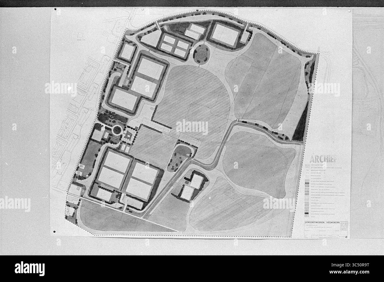 Grundriss des Neubaus in Heemskerk, Heemskerk Whizgle News, Dutch Desk, Niederlande, 1950-2000 Ein detailliertes Layout eines großen Bereichs mit verschiedenen Grundstücken und offenen Flächen, mit ausgewiesenen Abschnitten für Gebäude, Straßen und Landschaftsgestaltung, die ein umfassendes städtisches oder architektonisches Design veranschaulichen. Stockfoto