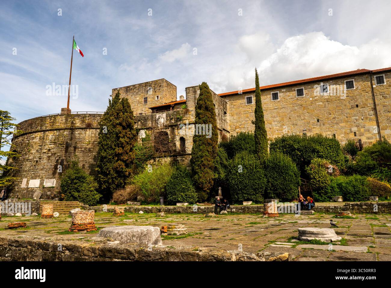 Castello de San Gusto aus dem 15. Jahrhundert in Triest, Italien. Stockfoto