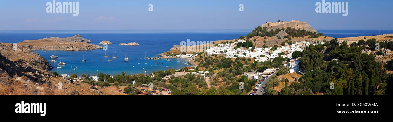 Ein Panoramablick auf die Akropolis in Lindos auf der griechischen Insel Rhodos. Stockfoto