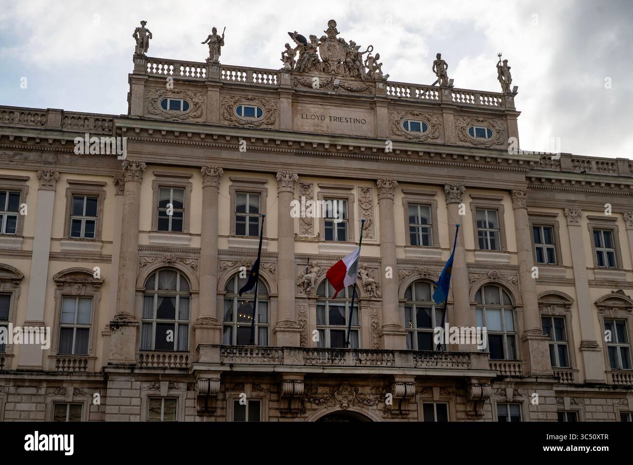 Palazzo del Lloyd Triestino im eklektischen Stil am Einheitsplatz in Triest, Italien. Stockfoto