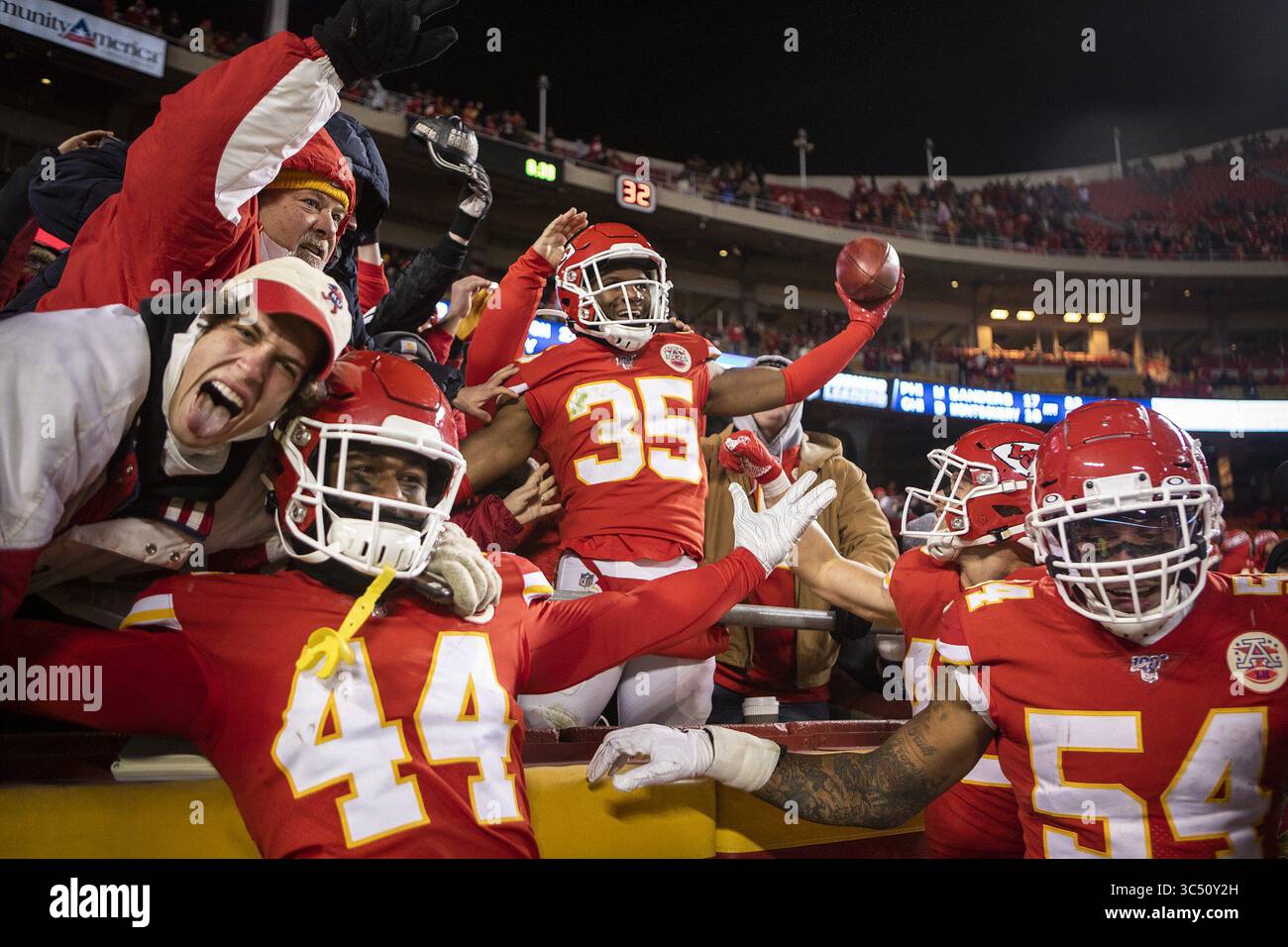 1. Dezember 2019, KC, USA: Kansas City Chiefs Cornerback Charvarius Ward (35) feiert mit Fans, nachdem er im vierten Quartal gegen die Oakland Raiders am 1. Dezember 2019 im Arrowhead Stadium in Kansas City einen Extrapunkt zurückgeholt und zurückgegeben hat. Die Chiefs haben mit 40 gewonnen. (Kreditbild: © TNS via ZUMA Wire) Stockfoto