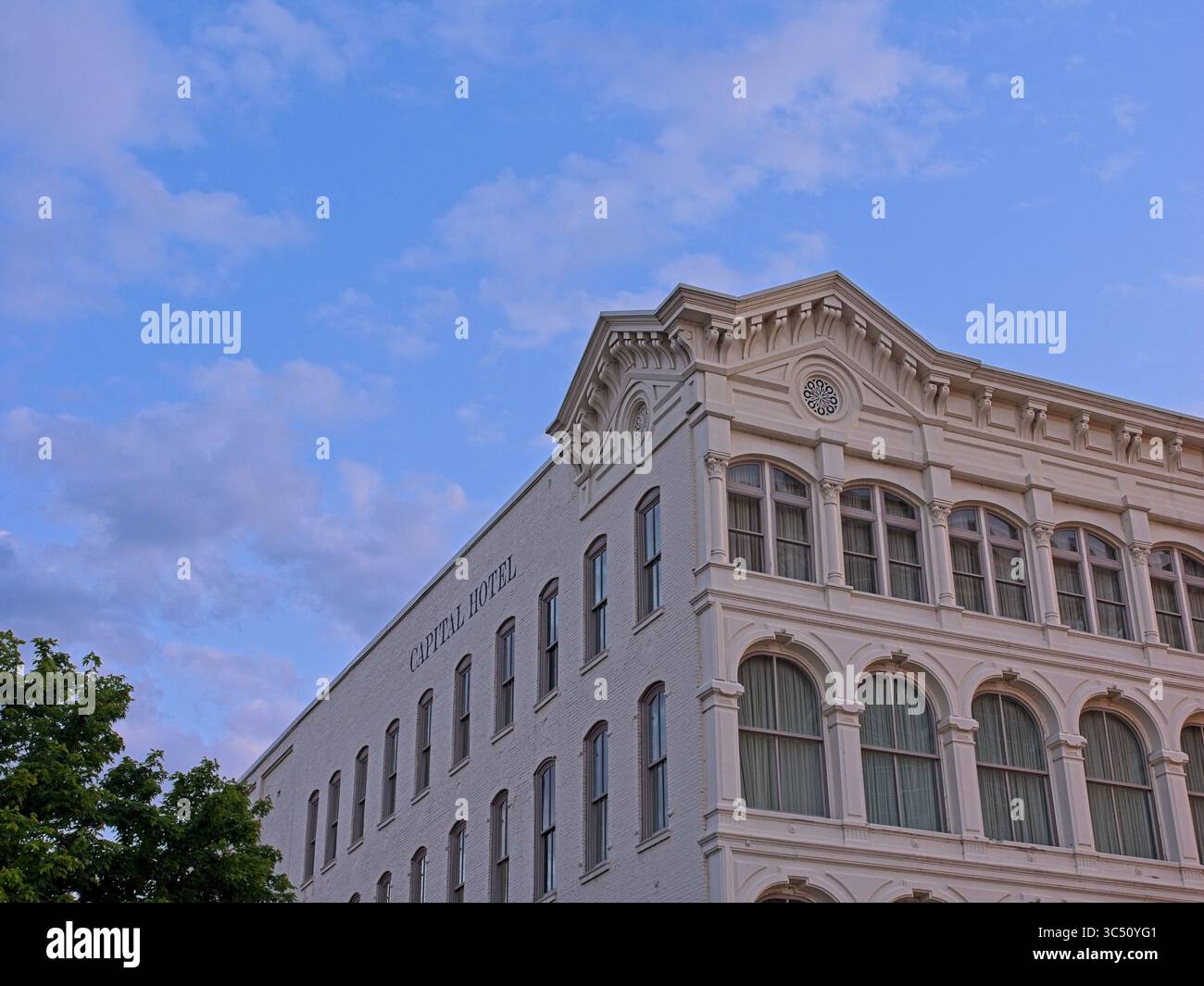 Verziertes Gesims, Dachlinie des historischen Capital Hotels von 1873 mit gusseiserner Fassade – Little Rock Arkansas, Mai 2025 Stockfoto