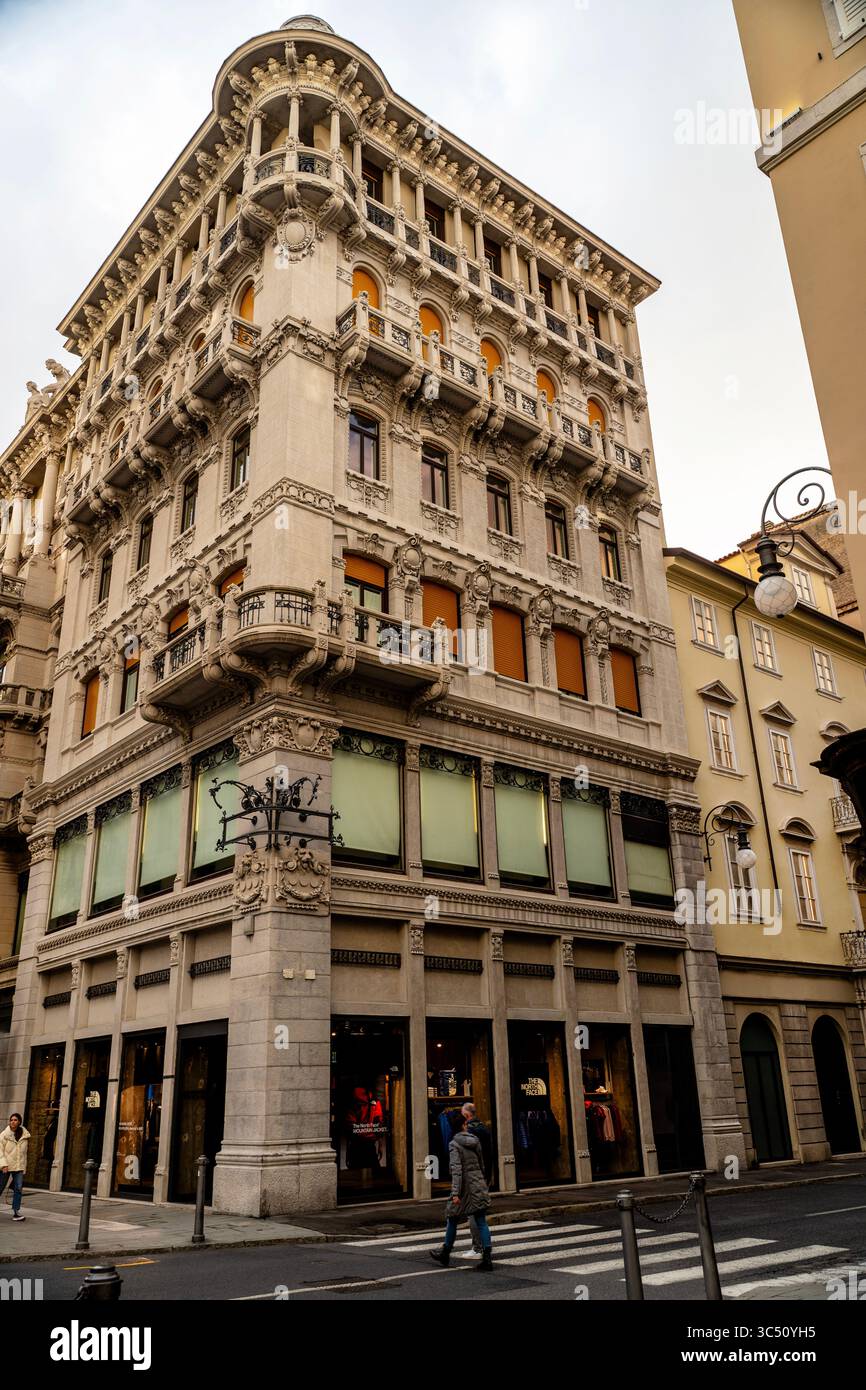 Historisches italienisches Jugendstilhaus Casa Terni-Smolars in Triest, Italien. Stockfoto