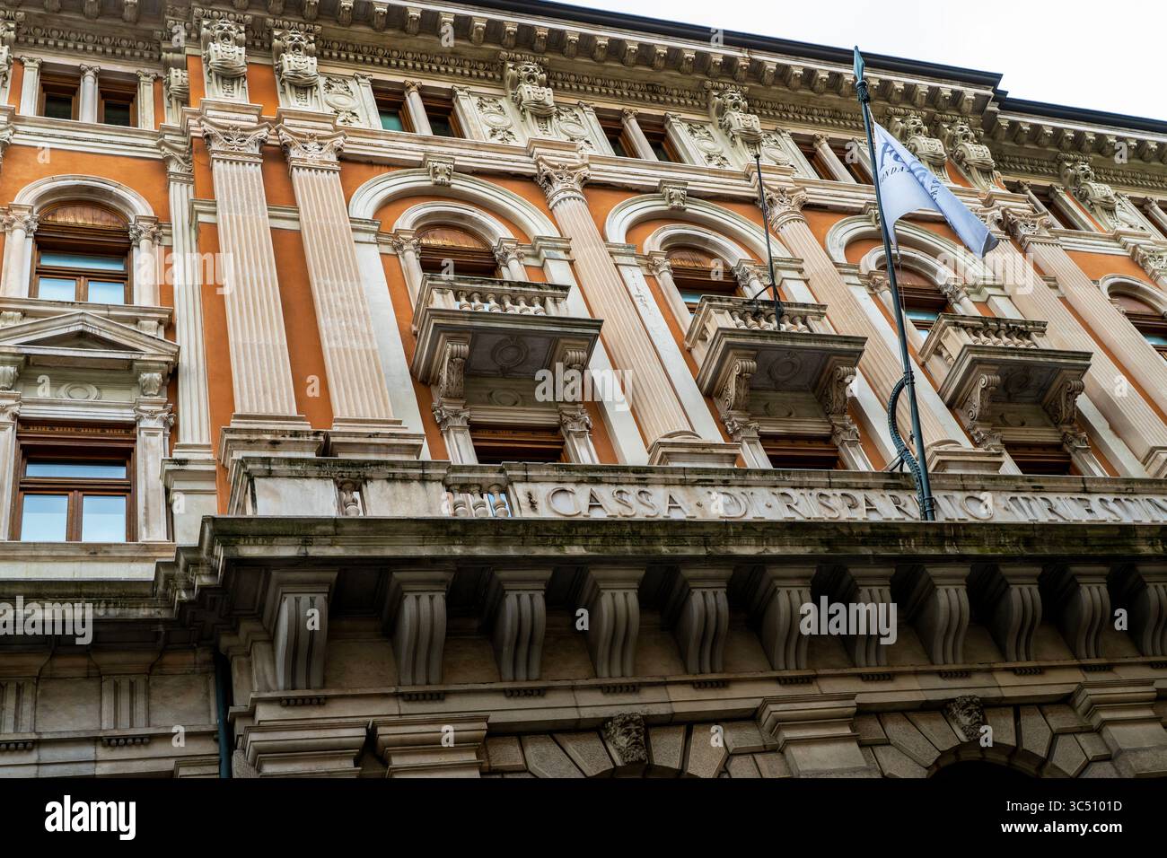 Historischer Palast Cassa di Risparmio di Triest in Triest, Italien mit grotesken Konsolen, Stockfoto