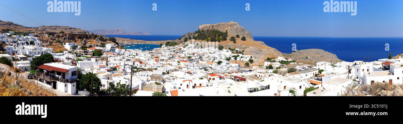 Ein Panoramablick auf die Akropolis in Lindos auf der griechischen Insel Rhodos. Stockfoto