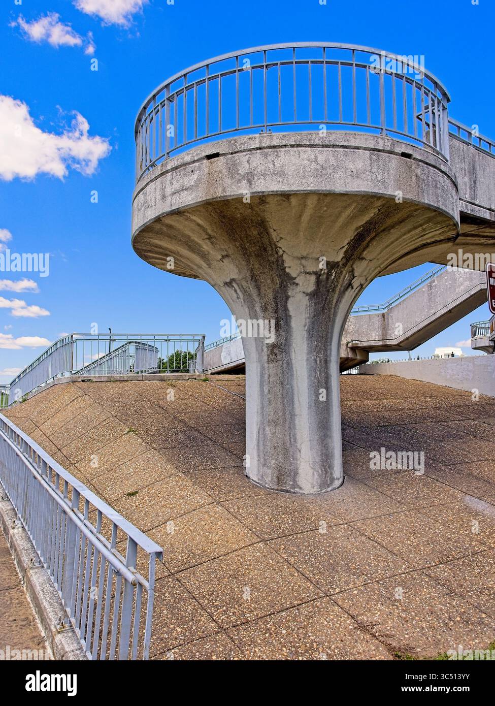 Kreisförmiger Betonsockel auf aufgehängter Rampe Stockfoto