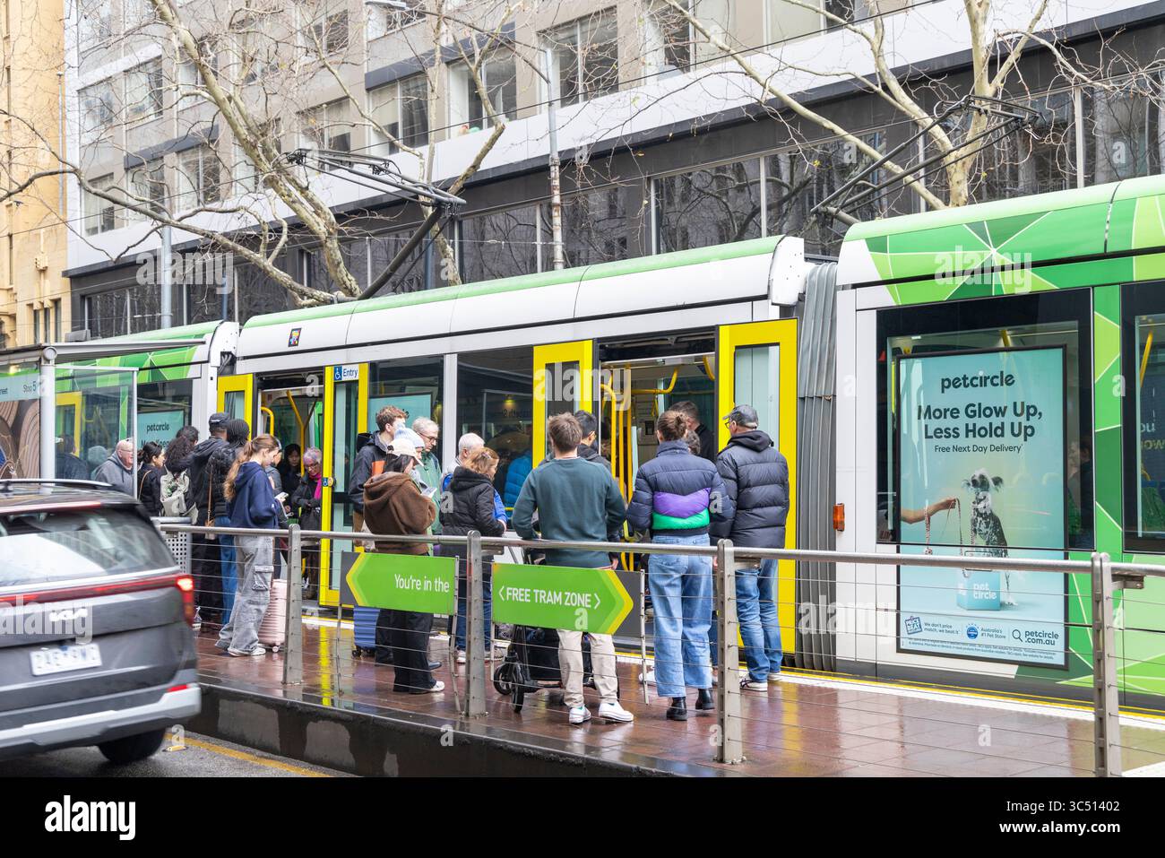 Die Straßenbahn Melbourne, Victoria, Australien, Yarra hält an der Straßenbahnhaltestelle Elizabeth Street, wo Passagiere auf das Einsteigen in die Straßenbahn warten, innerhalb der Freiverkehrszone Stockfoto