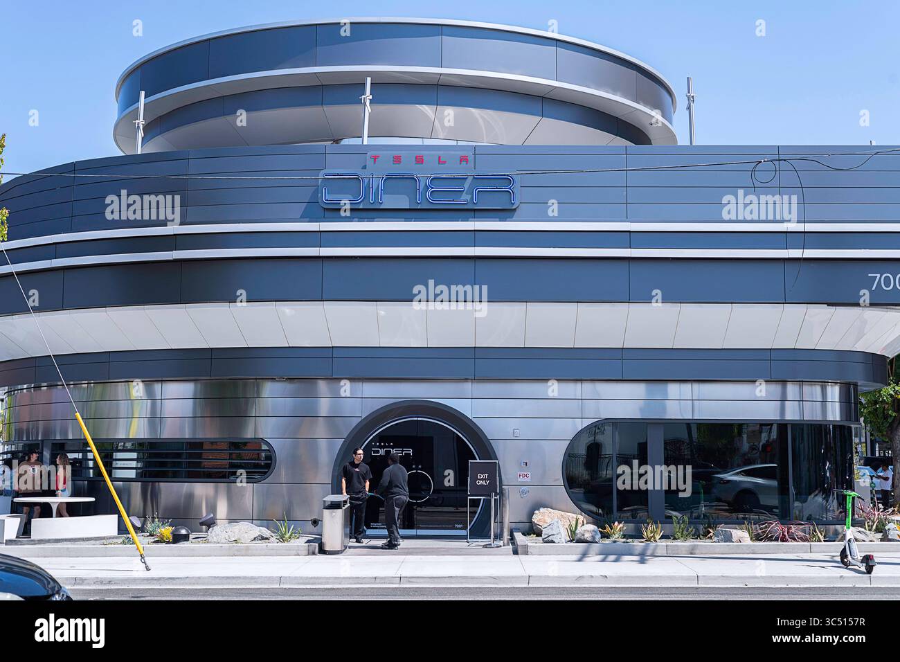 Los Angeles, CA, USA – 29. Juli 2025: Außenansicht des Tesla Diner am Santa Monica Boulevard in Los Angeles, CA. Stockfoto
