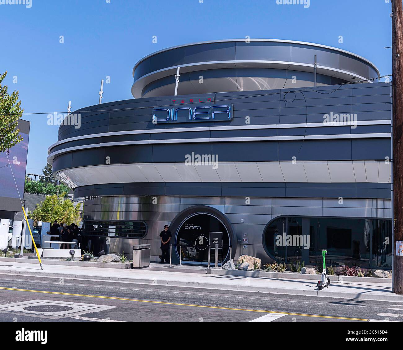 Los Angeles, CA, USA – 29. Juli 2025: Außenansicht des Tesla Diner am Santa Monica Boulevard in Los Angeles, CA. Stockfoto