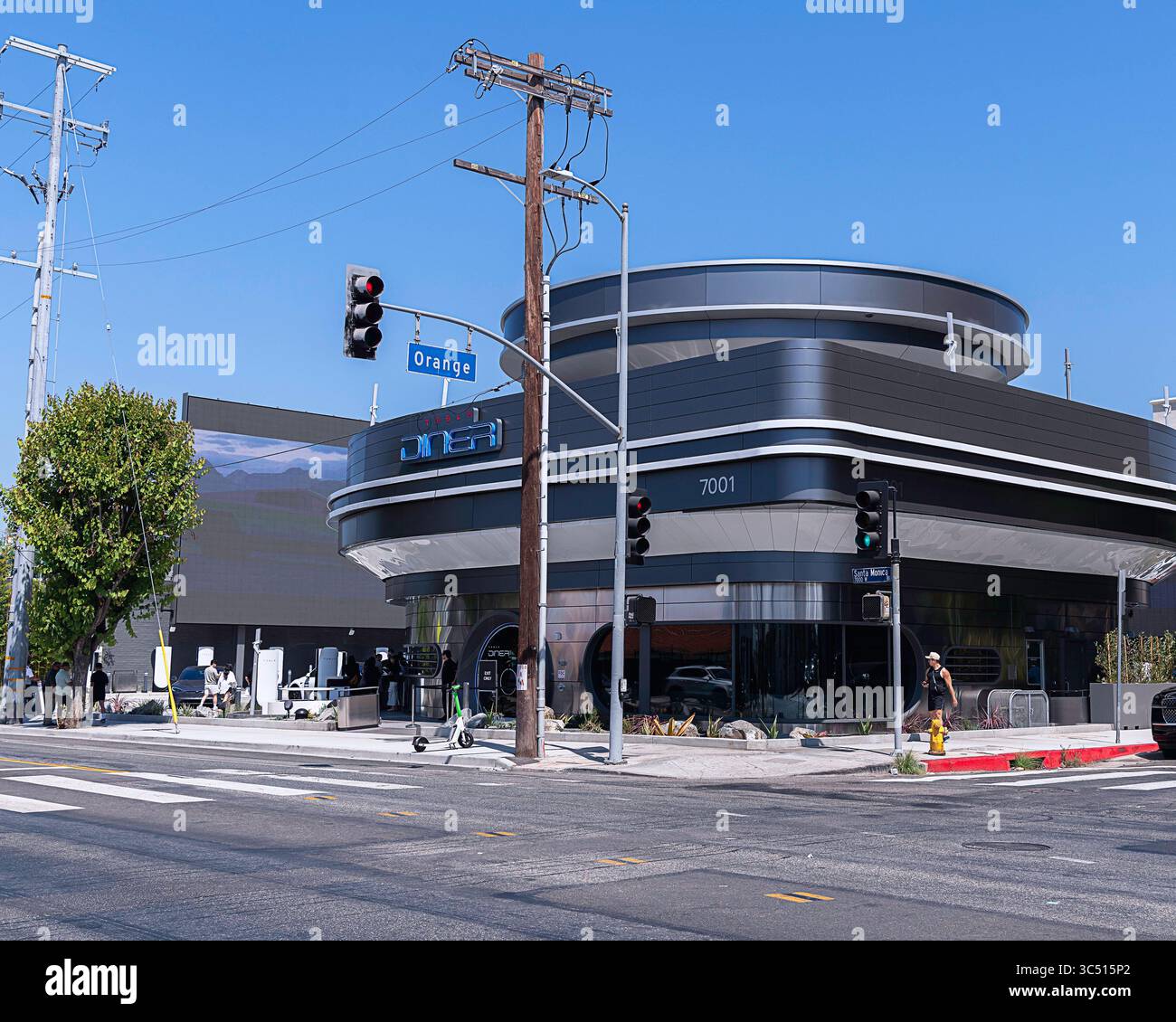 Los Angeles, CA, USA – 29. Juli 2025: Außenansicht des Tesla Diner am Santa Monica Boulevard in Los Angeles, CA. Stockfoto