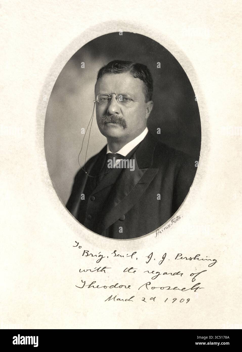 26. August 2012, USA: Theodore Roosevelt (1858-1919), 26. Präsident der Vereinigten Staaten 1901-09, Kopf-und-Schultern-Portrait, Foto von George Prince, 1904 (Credit Image: © JT Vintage/Glasshouse Via ZUMA Wire) Stockfoto