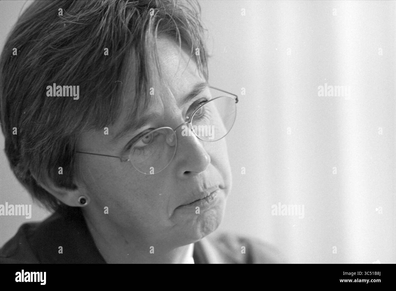 Christine Groenewegen, Bloemendaal, 03-10-1996 Whizgle News, Dutch Desk, Niederlande, 1950-2000 Eine Frau mit kurzen Haaren und Brillen scheint tief in Gedanken zu denken, ihr Ausdruck spiegelt Besinnung oder Sorge wider. Stockfoto