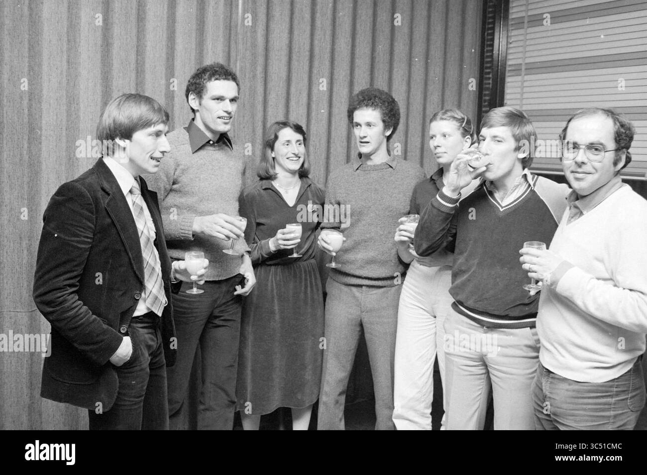 Empfang Duinwijck Meisterschaft. Willem Oosterhof spricht das erste Team von Duinwijck. Auf dem Foto weiter von links nach rechts: Rob Ridder, Guus van der Vlugt, Marjan Ridder, Ted Nuyten, Piet Ridder, Paula Rip, Empfänge, 11-01-1981 Whizgle News, Dutch Desk, Niederlande, 1950-2000 Eine Gruppe von sieben Personen versammelt sich in einer lebendigen Umgebung, in stilvoller Kleidung. Sie teilen sich Getränke und Lächeln, was eine Atmosphäre der Kameradschaft und der Feier schafft. Die Wahl der Mode spiegelt einen klassischen Stil wider, und die Szene fängt einen Moment der Freude und der Verbundenheit zwischen Freunden ein. Stockfoto