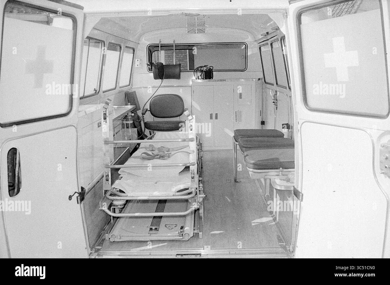 Ambulance Interior Whizgle News, Dutch Desk, Niederlande, 1950-2000 das Innere eines Ambulanzes, mit medizinischen Geräten einschließlich einer Liege, einem Stuhl und verschiedenen Staufächern für die Patientenversorgung. Stockfoto