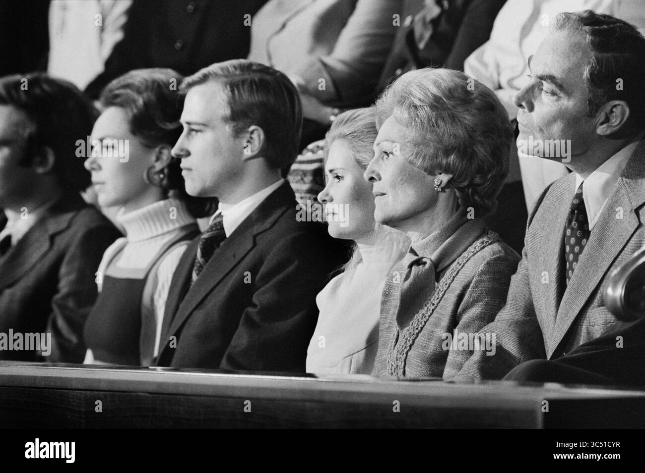 22. November 2019, Washington, D.C, USA: L-R: Julie Nixon Eisenhower, David, Cox, Tricia Nixon Cox, First Lady Pat Nixon und Alexander Haig nehmen an der State of the Union Address des US-Präsidenten Richard Nixon, Washington, D.C., USA, Foto von Marion S. Trikosko, 30. Januar 1974 (Kreditbild: © JT Vintage/Glasshouse Via ZUMA Wire) Stockfoto