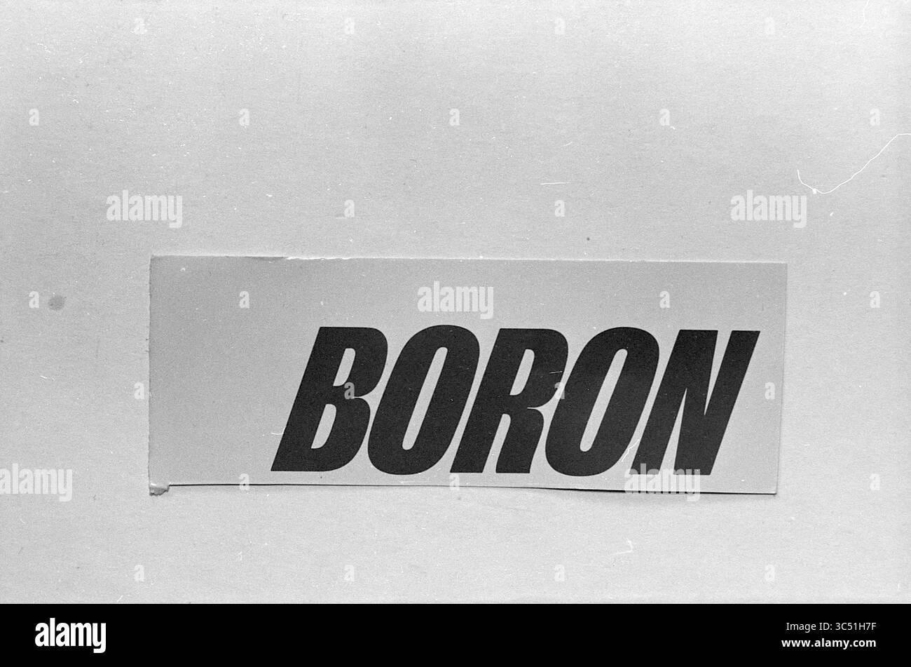 Texte Boron Whizgle News, Dutch Desk, Niederlande, 1950-2000 das Wort „BOR“ wird in Fettschrift und Großbuchstaben vor einem einfachen Hintergrund hervorgehoben. Stockfoto