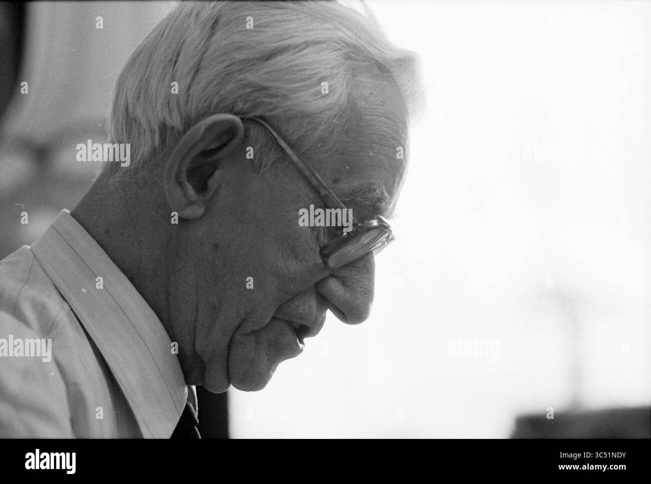 Piet Nak (1906-1996), Februar Streik 1941, 07-02-1991 Whizgle News, Dutch Desk, Niederlande, 1950-2000 ein älterer Mann mit einer Brille, tief fokussiert, zeigt Zeichen von Weisheit und Erfahrung in sein Gesicht. Sein weißes Haar steht im Kontrast zu seinem nachdenklichen Ausdruck, der einen Moment der Reflexion oder Konzentration andeutet. Stockfoto