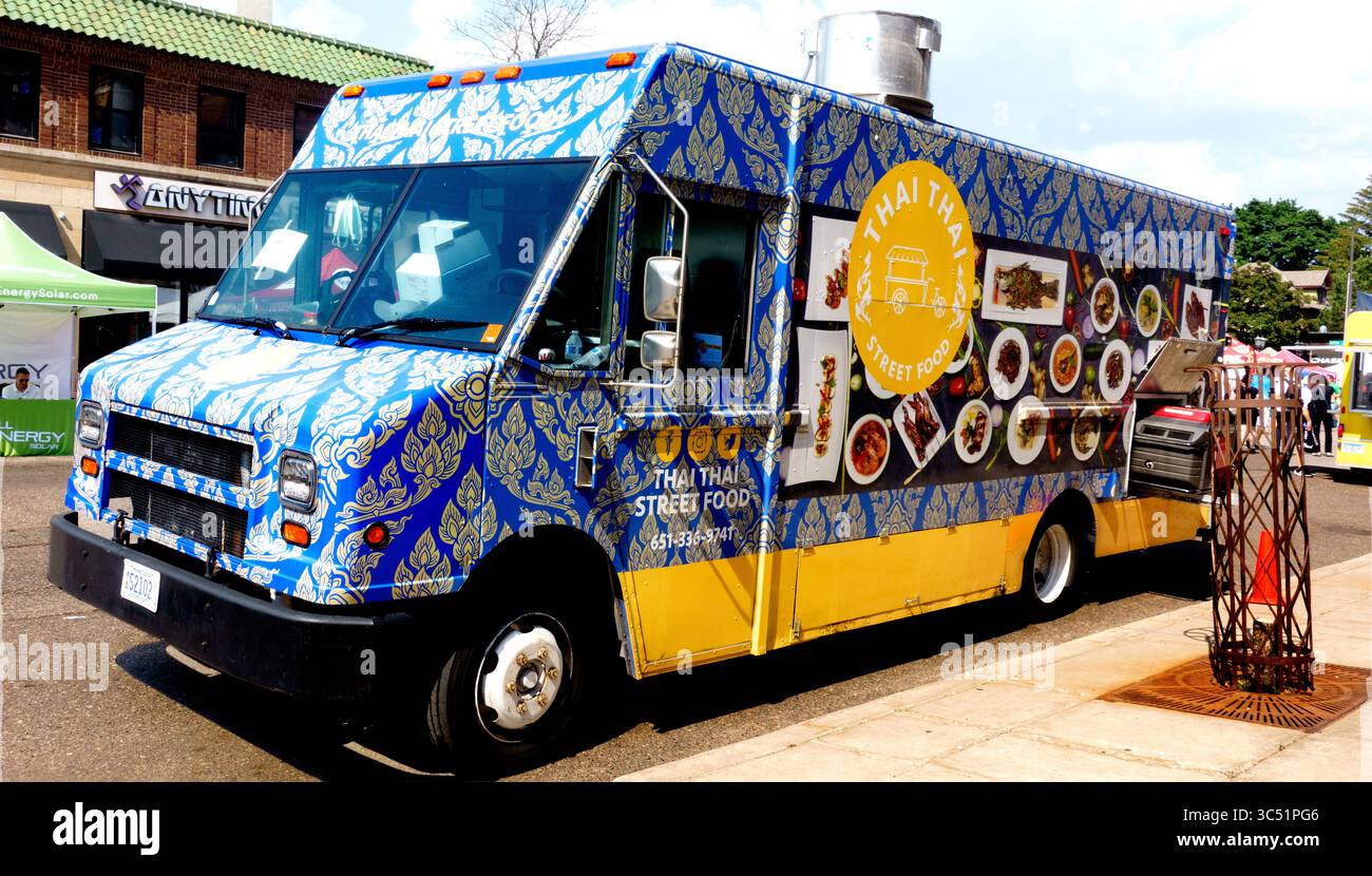 Der Thai Thai Thai Street Food Truck parkte auf der Grand Avenue und bot seinen Gästen das Essen an. St. Paul Minnesota MN USA Stockfoto