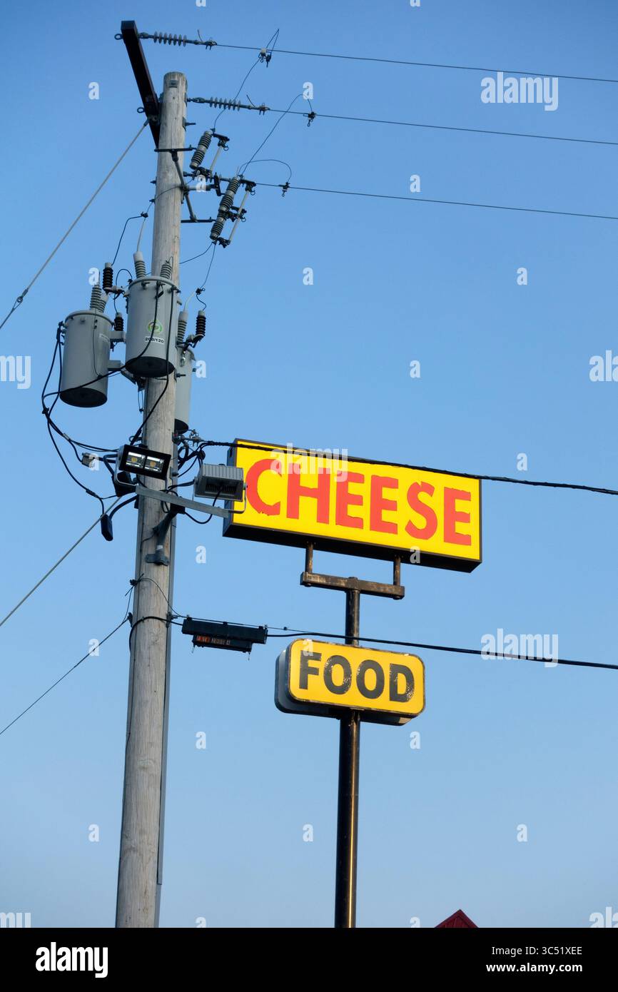 Schilder in der Nähe der Autobahnraststätte mit Käse und Essen. High-Tech-Masten für elektrische und elektrische Komponenten. Chicago Illinois IL USA Stockfoto